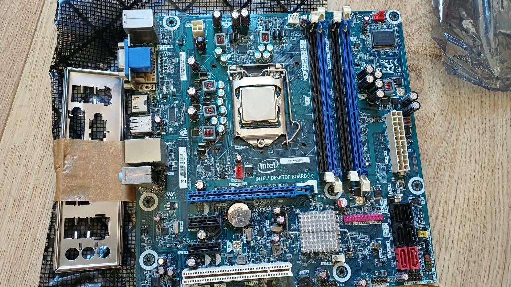 Intel Desktop motherboard met i5 processor en CPU koeler, Computers en Software, Moederborden, Verzenden, DDR3, Socket 775, Intel