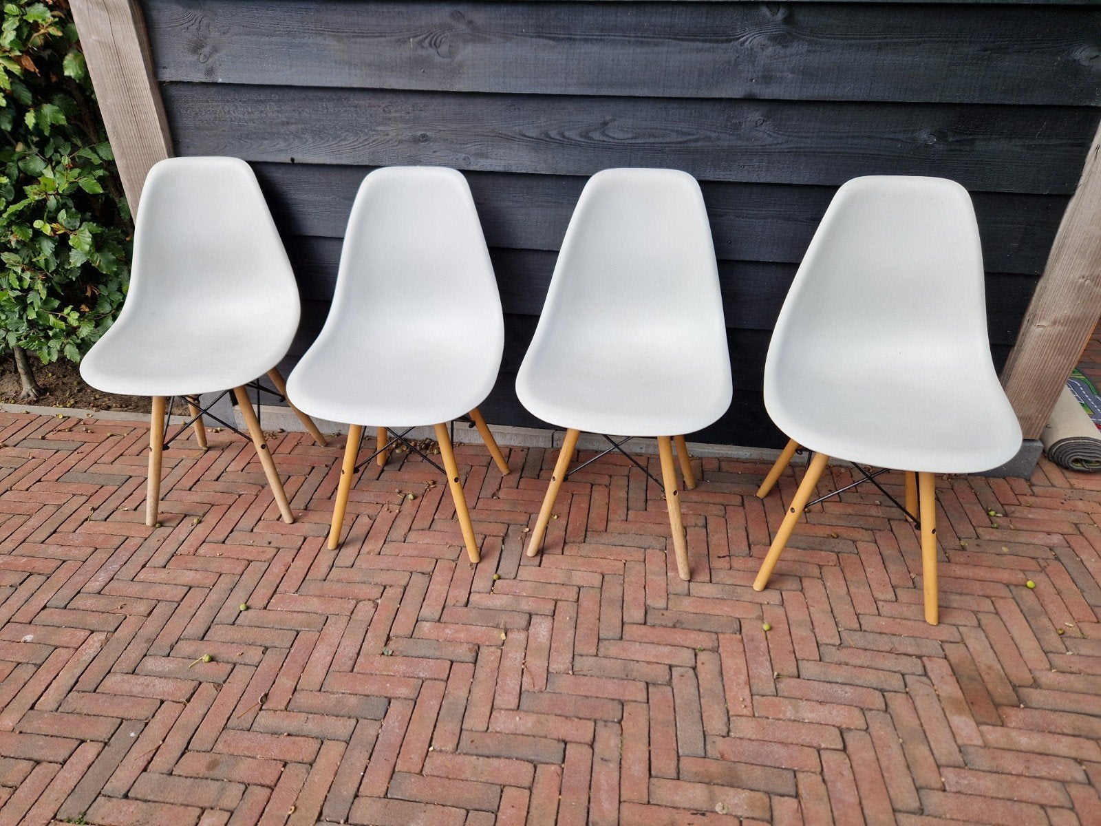 Set van 4 kuipstoelen, grijs met houten poten, Gebruikt, Modern, Scandinavisch, Vier, Grijs