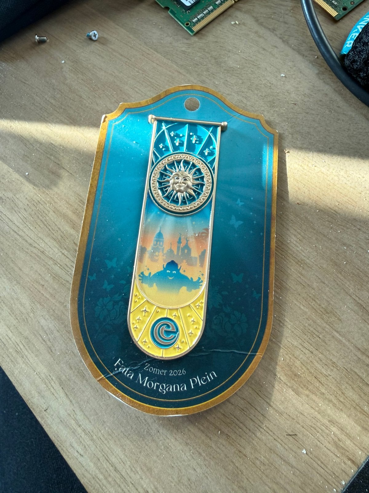 Efteling zomer pin - Fata morgana plein, Verzamelen, Efteling, Ophalen, Zo goed als nieuw, Button of Speldje