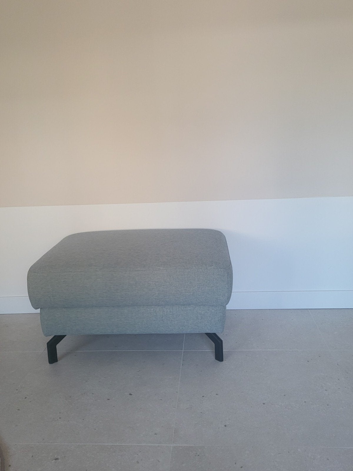 van montel blauw/grijze poef met zwarte metalen poten, Huis en Inrichting, Banken | Voetenbanken en Poefen, Ophalen, Modern, Scandinavisch