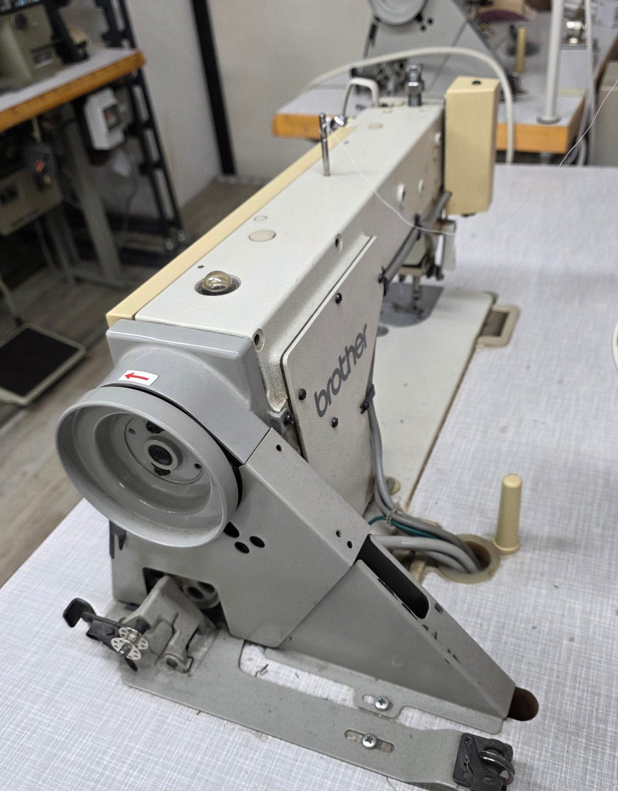 2x Brother Industriële Naaimachines: E40 & E100  380 w, Hobby en Vrije tijd, Naaimachines en Toebehoren, Ophalen of Verzenden