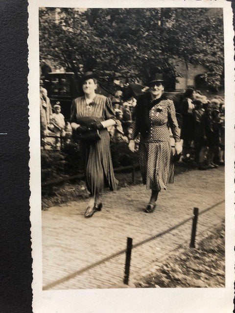 2 dames bij een huwelijk uit 1941, Gebruikt, Foto, Ophalen of Verzenden, 1940 tot 1960
