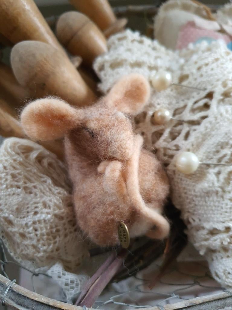 Lief genaaldvilt slapend muisje in het bruin handgemaakt!, Hobby en Vrije tijd, Ophalen of Verzenden, Nieuw, Figuurtje(s), Wolvilt