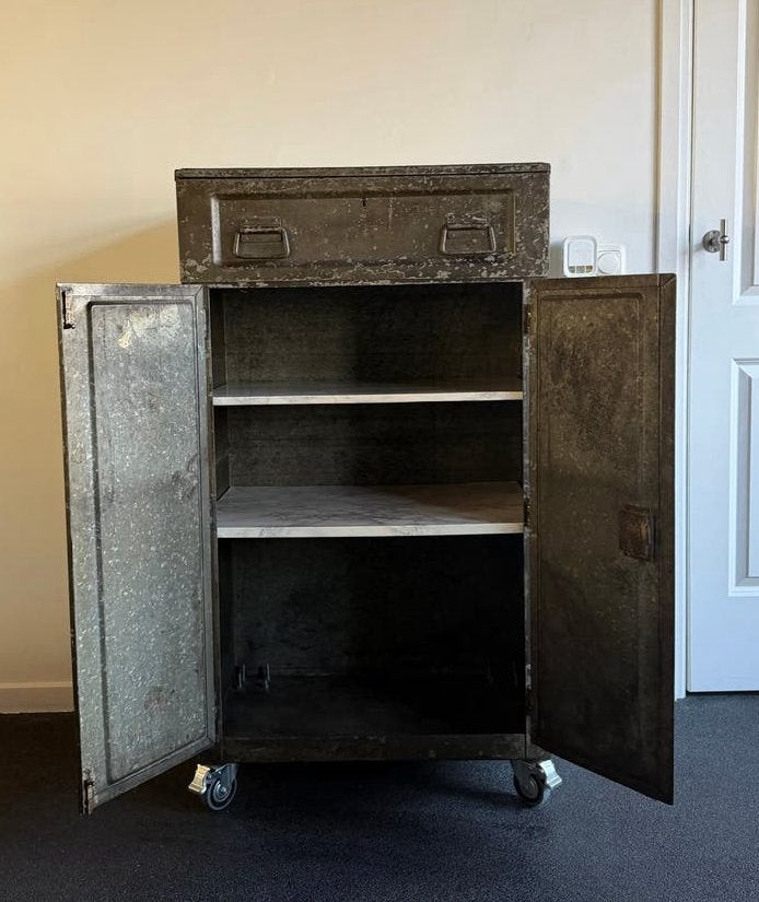 Vintage metalen kast op wielen met lade, Ophalen