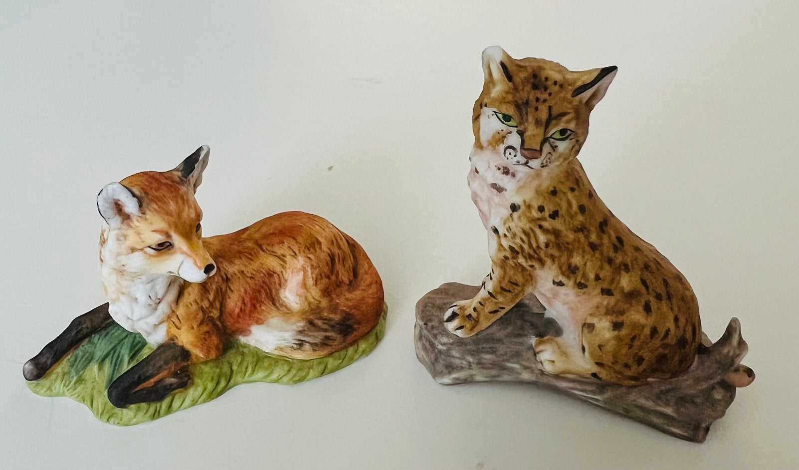 Twee verzamelbare porseleinen beeldjes een vos en een lynx., Verzamelen, Beelden en Beeldjes, Ophalen of Verzenden, Zo goed als nieuw