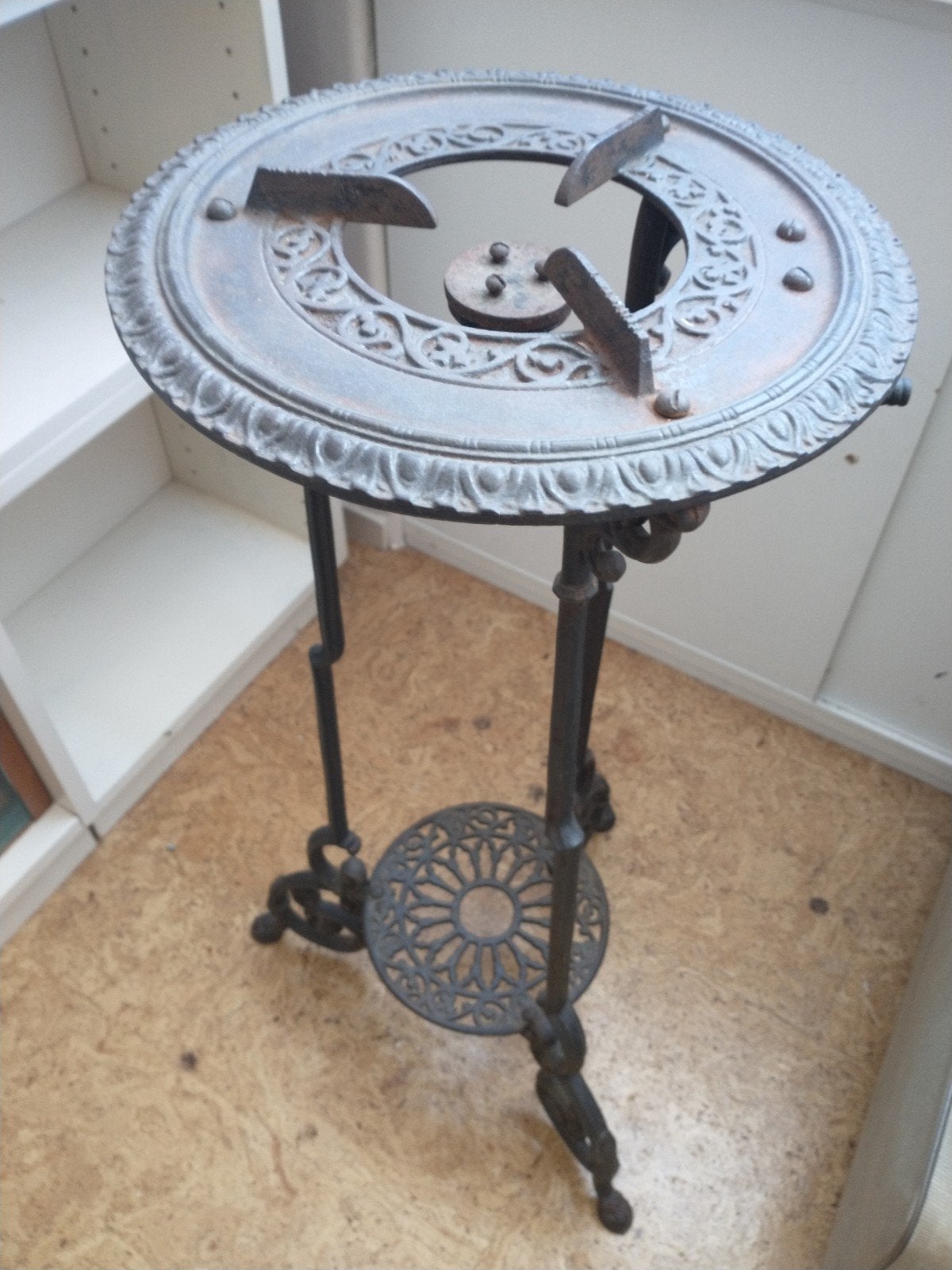 Vintage staande gietijzeren gasbrander, Ophalen