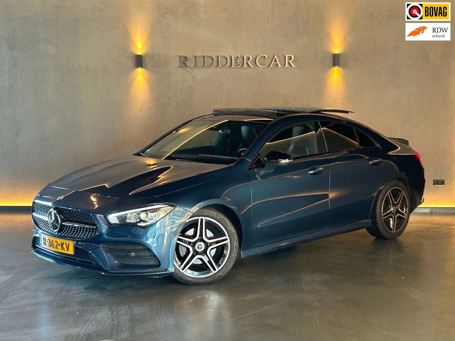 Mercedes-Benz CLA-klasse 180 AMG Line|PANO|CRUISE|AMBIENT|PA, Auto's, Gebruikt, 4 cilinders, Blauw, Origineel Nederlands