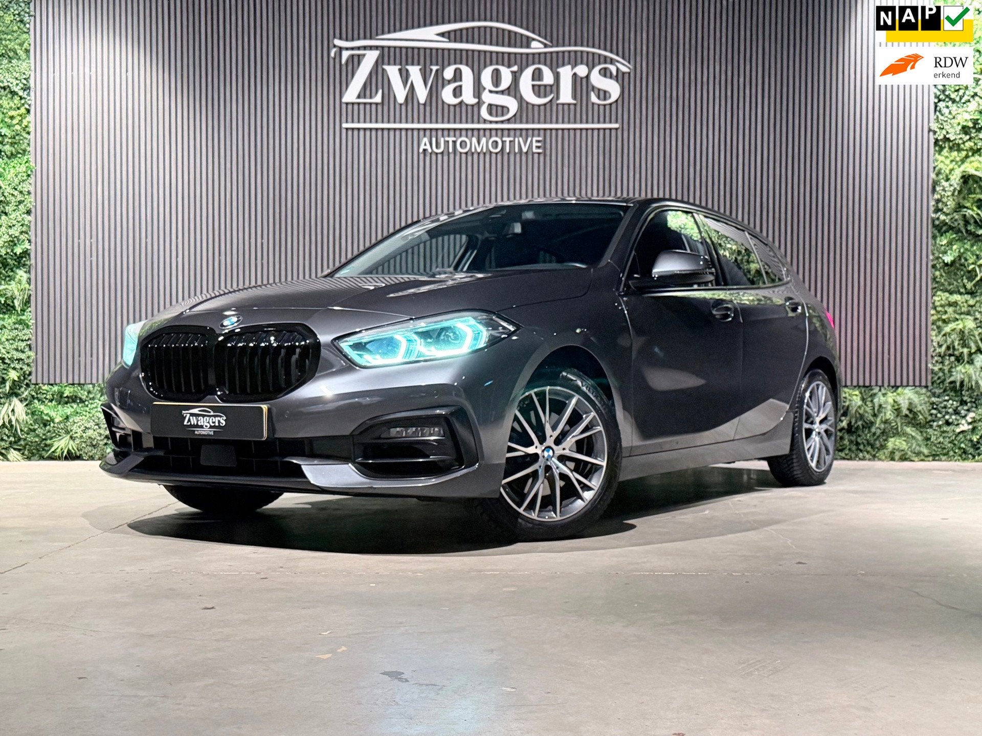 BMW 1-serie 118i High Executive Edition | Sportline | Leder, Auto's, BMW, Dealer onderhouden, Gebruikt, Met garantie (alle), Bedrijf