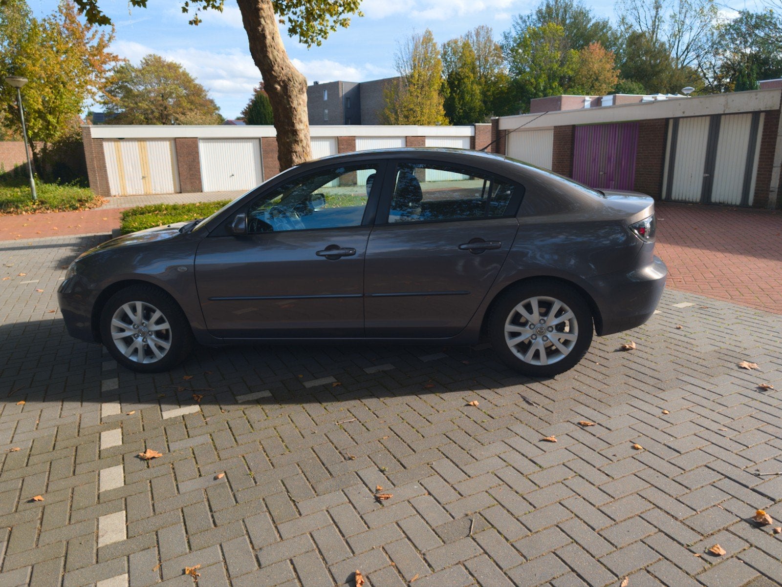 Mazda 3 1.6 Sedan 2009 Grijs, Auto's, Voorwielaandrijving, 4 cilinders, 49 €/maand, 1200 kg
