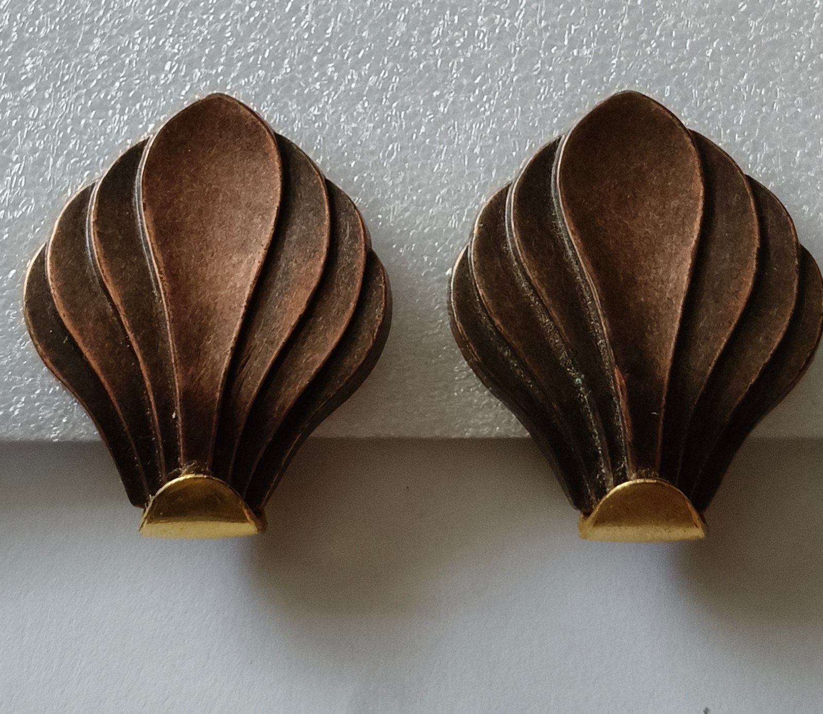 Vintage West Germany Oorbellen Sint-Jacobsschelp Donkerbrons, Sieraden, Tassen en Uiterlijk, Verzenden, Zo goed als nieuw, Overige materialen