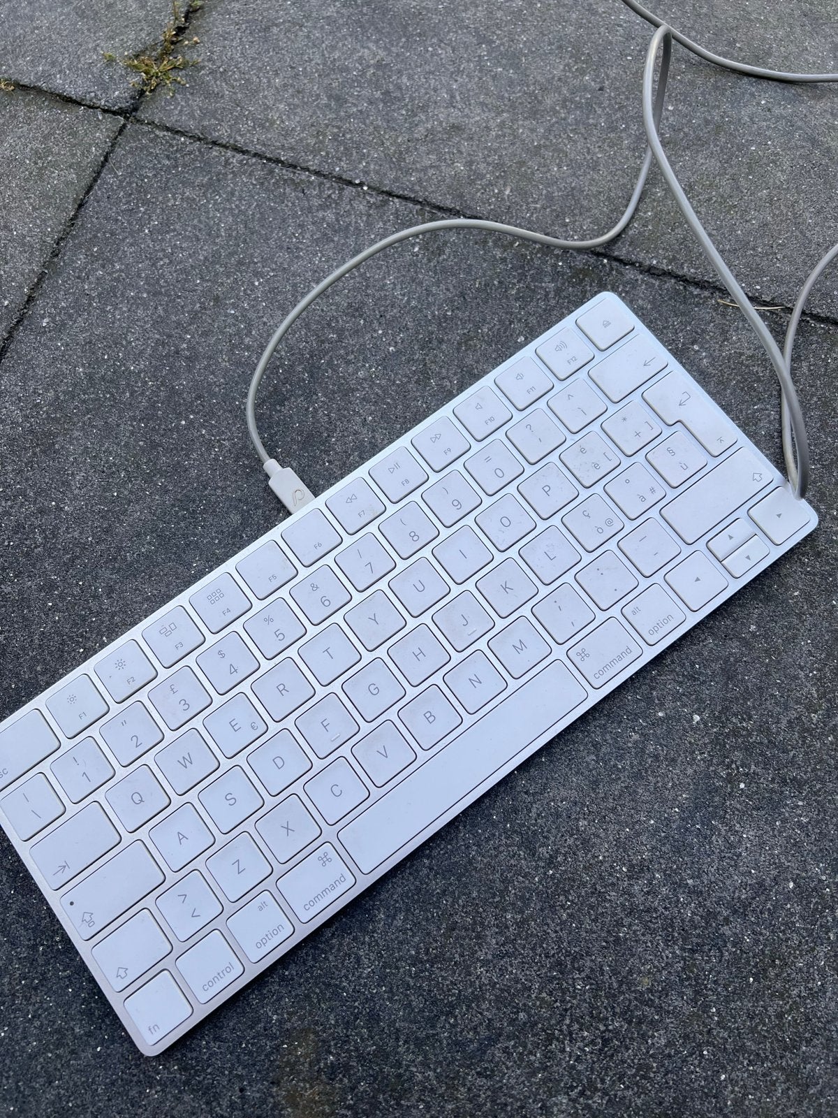 Apple toetsenbord bedraad - enkele letters werken niet, Computers en Software, Toetsenborden, Ophalen of Verzenden, Qwerty, Niet werkend