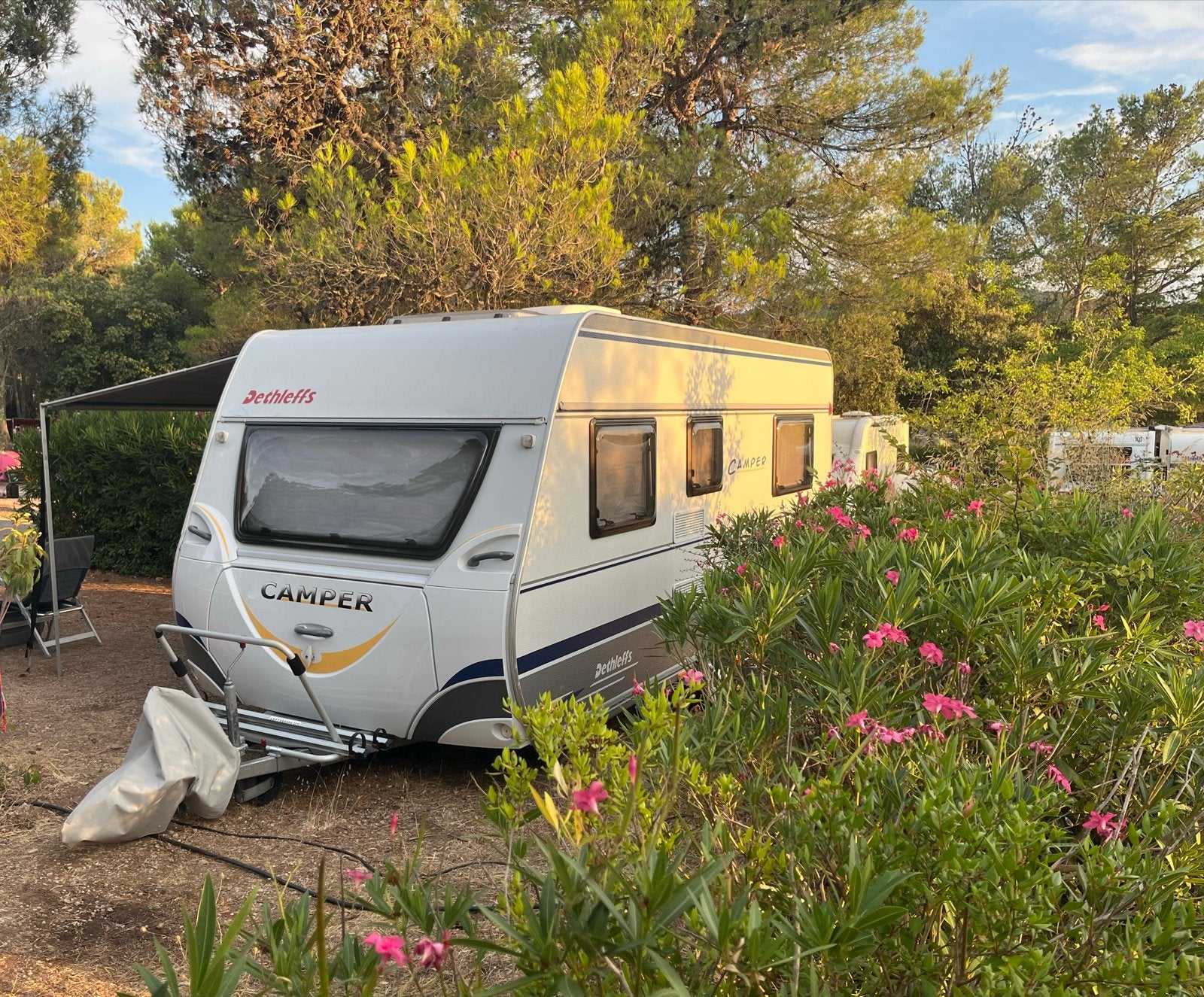 Dethleffs 450 DB (2007) | Dakairco | Mover | Zeer compleet, Caravans en Kamperen, Caravans, Rondzit, Omvormbare zithoek, Airco
