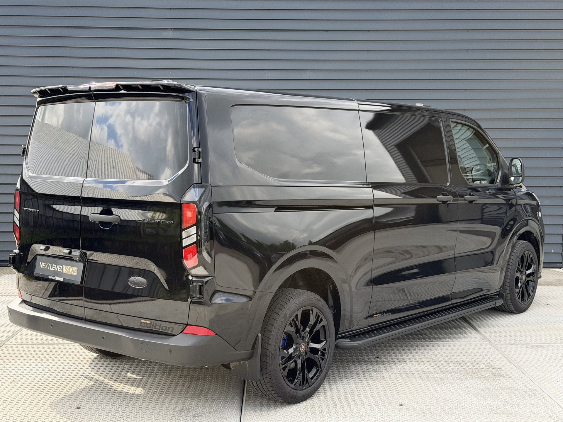 Ford Transit Custom 300 2.0 TDCI L2H1 Trend Navi | Camera |, Auto's, Bestelauto's, Voorwielaandrijving, 136 pk, Gebruikt, 4 cilinders
