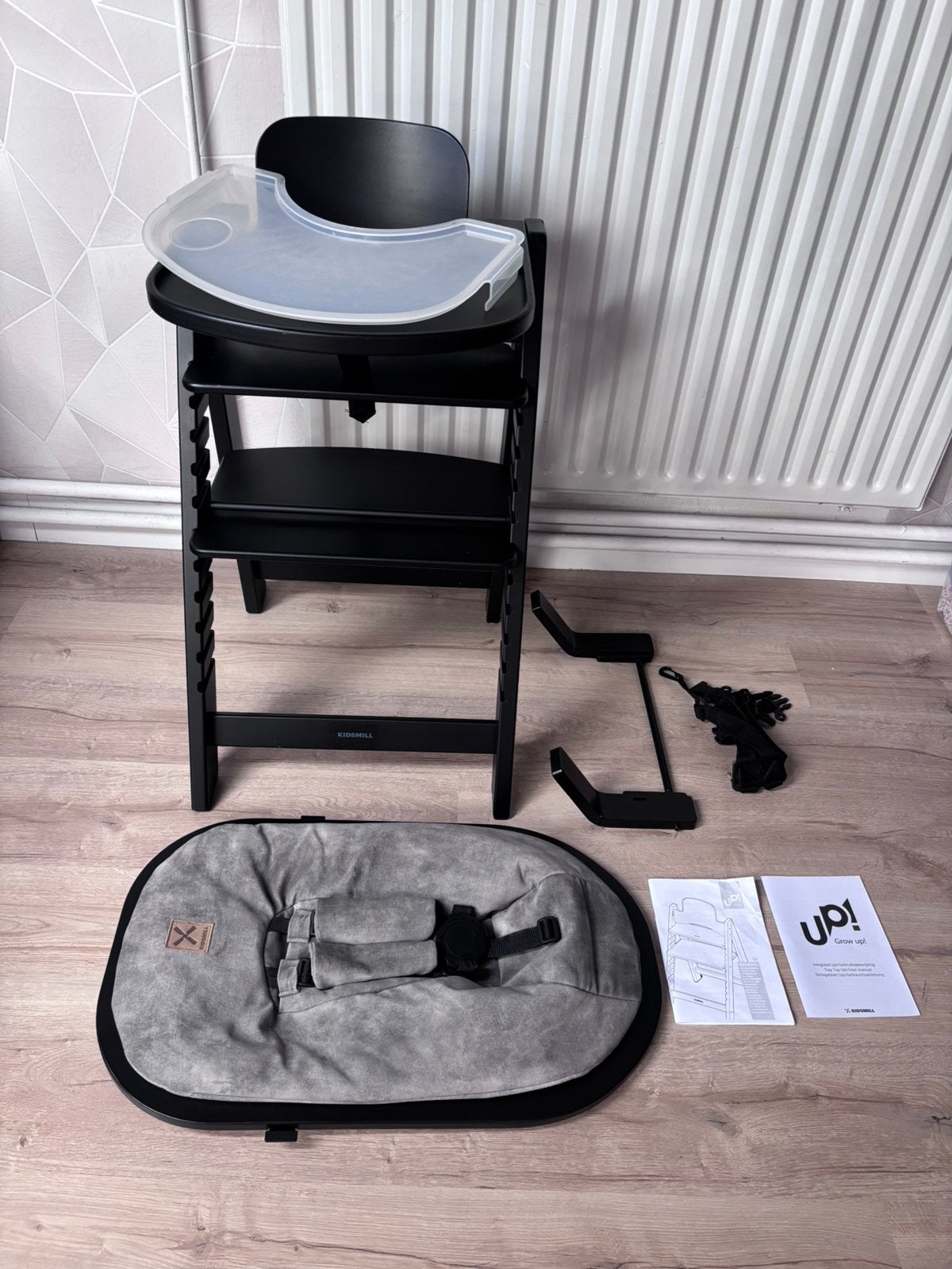 Kidsmill UP Kinderstoel zwart met baby en newbornset Grey