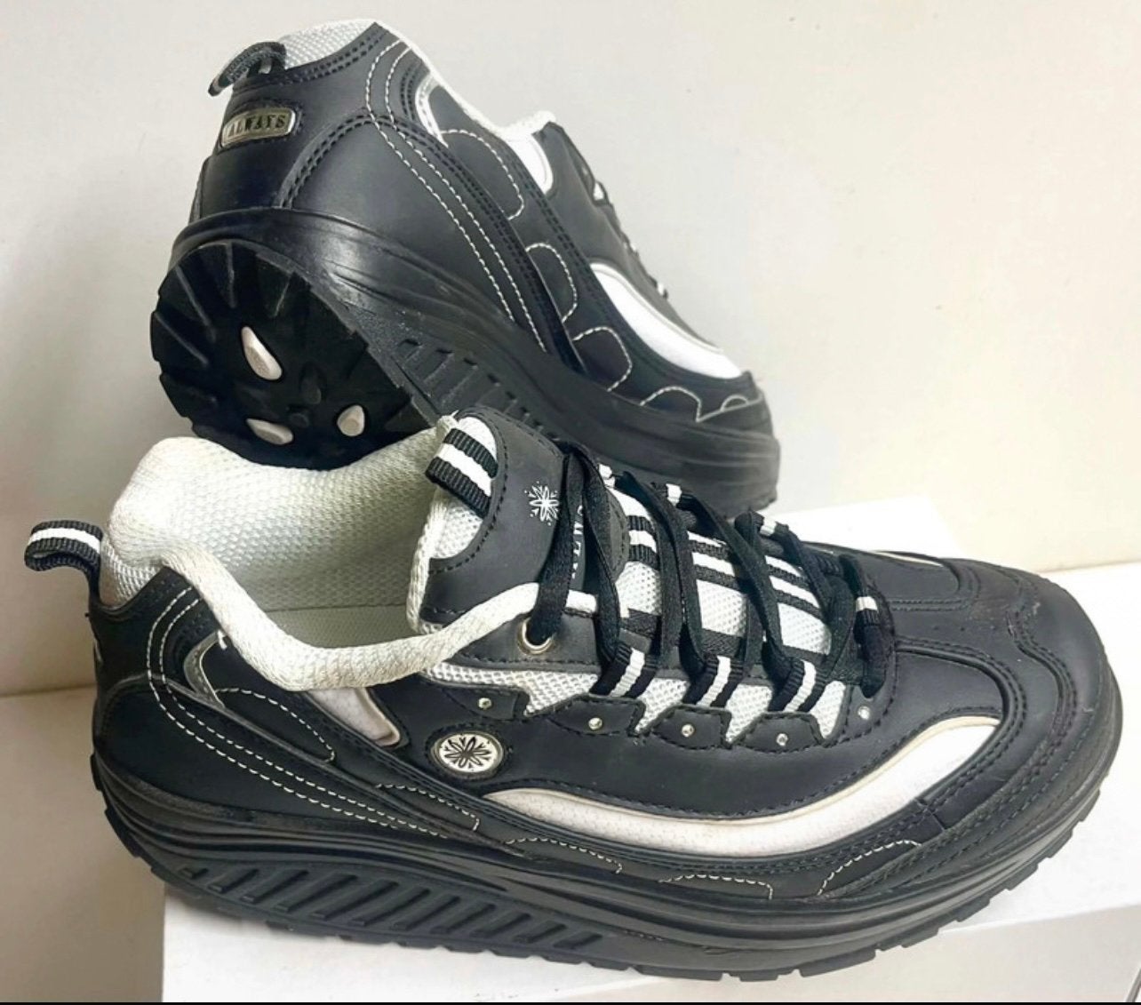Zwart witte sneakers maat 37, Kleding | Dames, Zwart, Ophalen of Verzenden, Sneakers of Gympen, Zo goed als nieuw