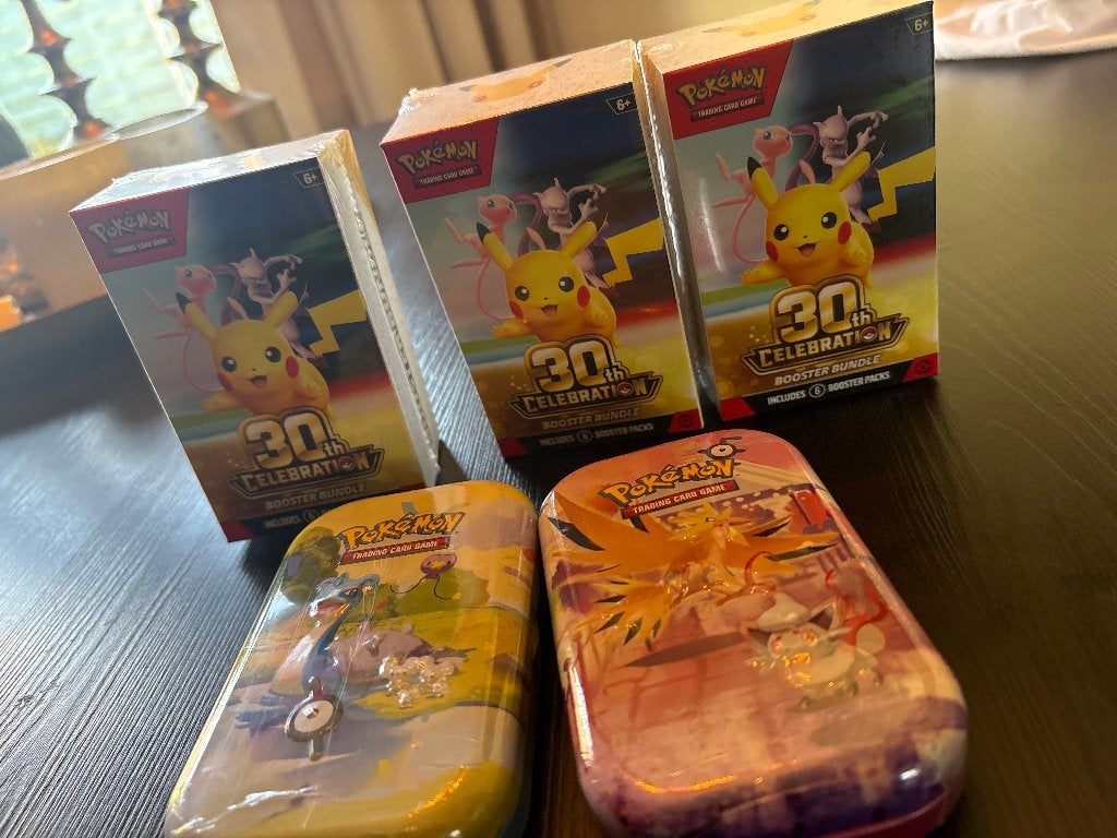 Pokemon 3 x Booster Bundle 30th Celebration + Tin, Ophalen