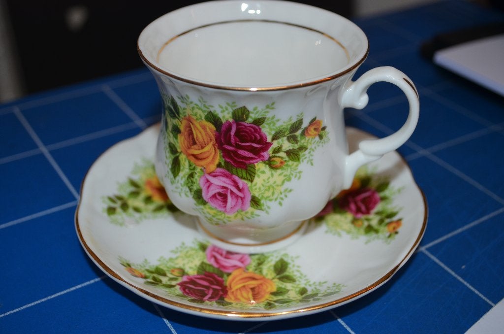 Fine Bone China Pink Roses kop en schotel, Ophalen, Zo goed als nieuw, Porselein, Kop en/of schotel