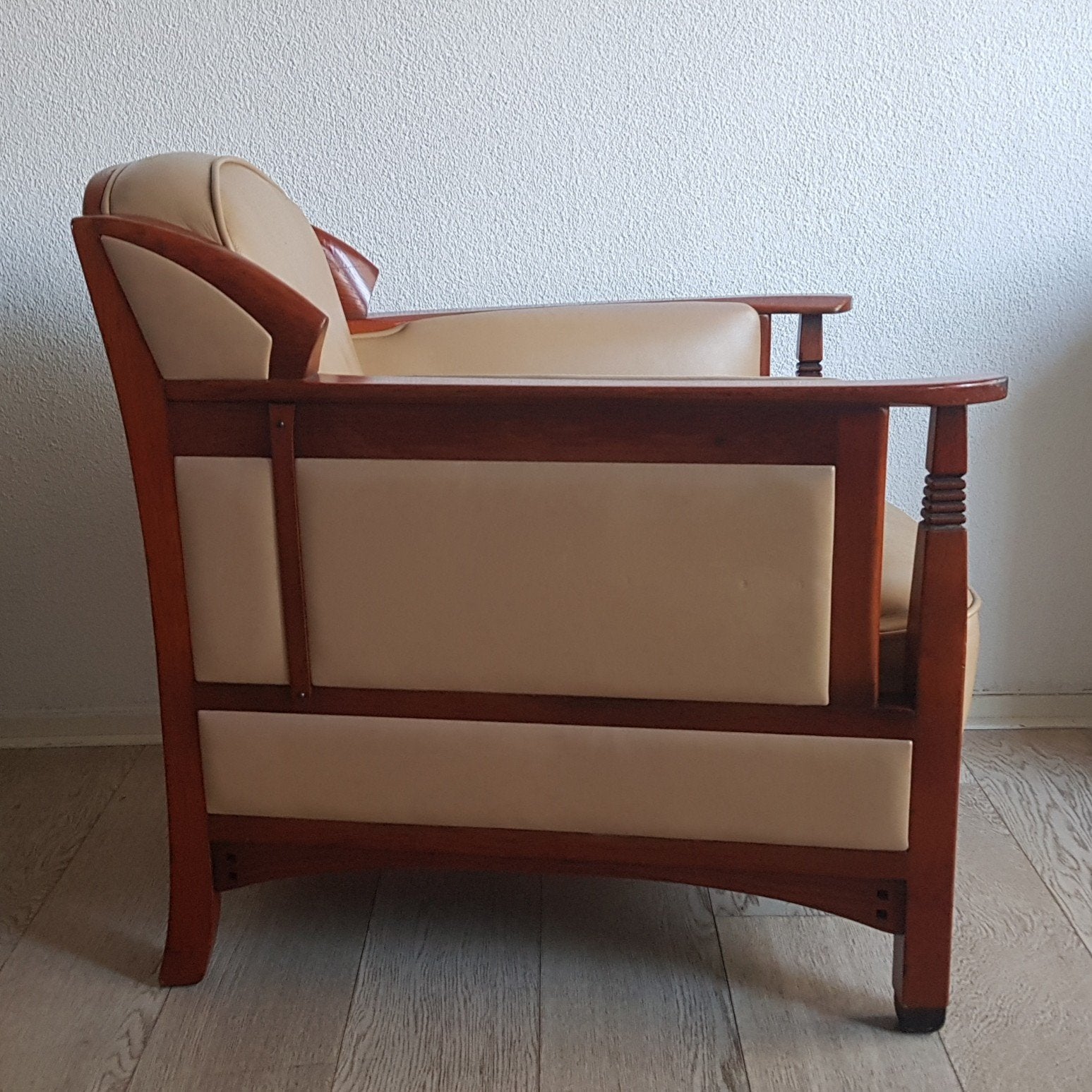 Schuitema fauteuil in beige leer en hout, Ophalen of Verzenden