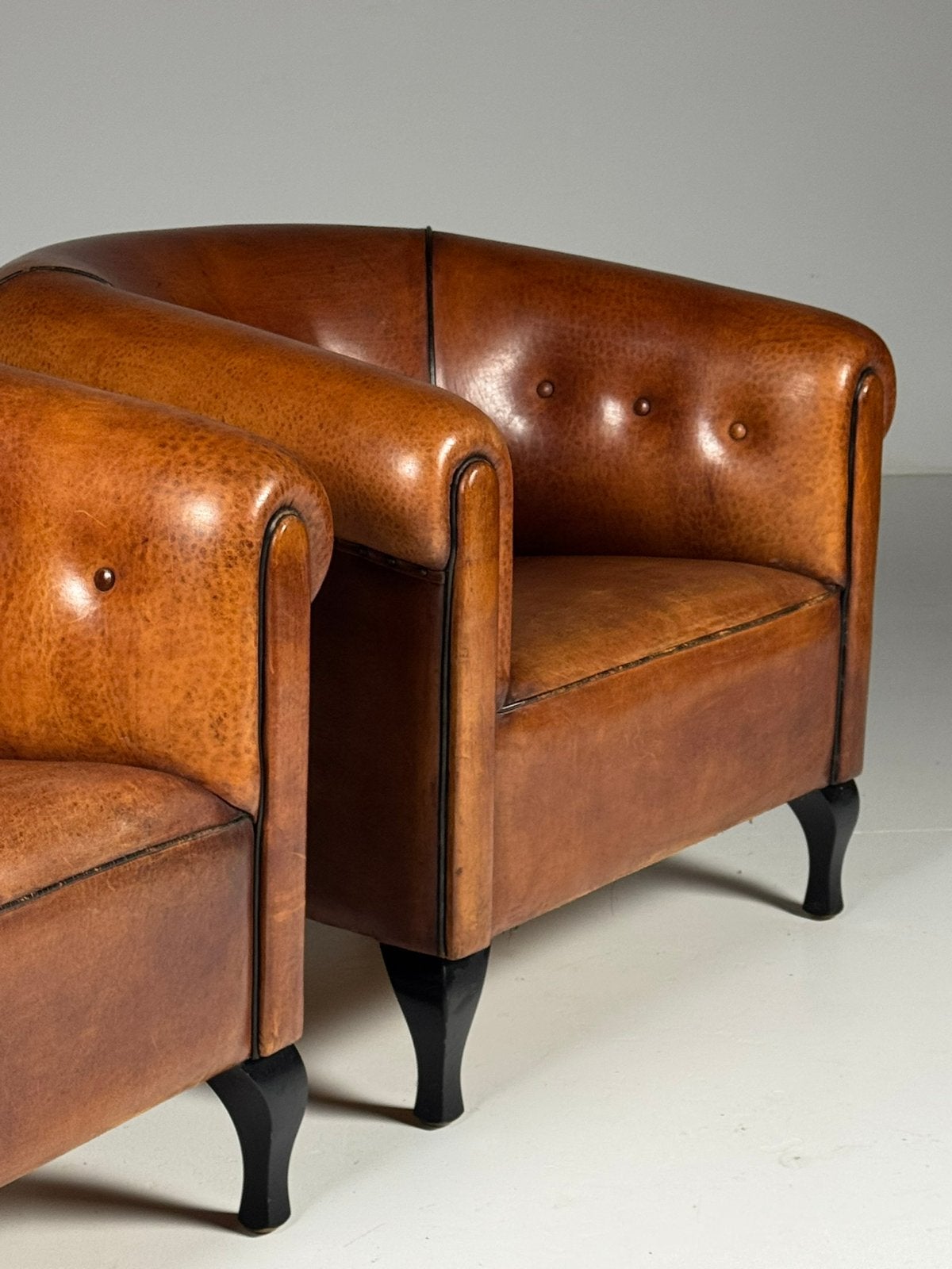 Set van 2 schapenleren clubfauteuils gecapitonneerd, Antiek en Kunst, Antiek | Meubels | Stoelen en Banken, Ophalen