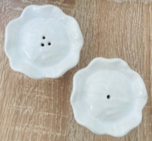 Bordallo Pinheiro Peper- en zoutstel - Bloemvormig Keramiek, Overige typen, Nieuw, Ophalen of Verzenden, Steen/keramiek