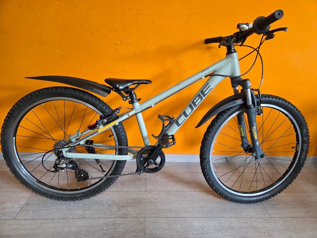 Cube 240 Acid Race 24 inch, Ophalen, Gebruikt, 20 inch of meer