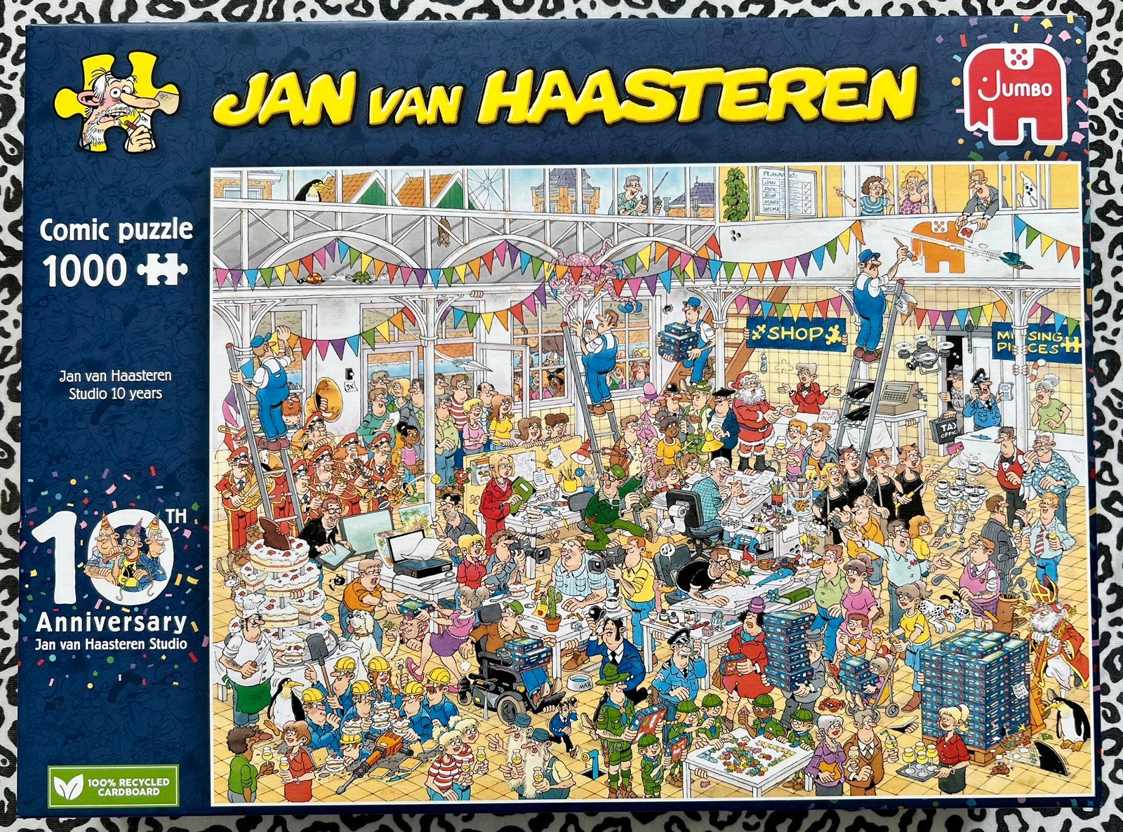 Jan van Haasteren “10 Jaar Studio JvH” 1000 stukjes NIEUW, Ophalen of Verzenden, 500 t/m 1500 stukjes, Nieuw, Legpuzzel