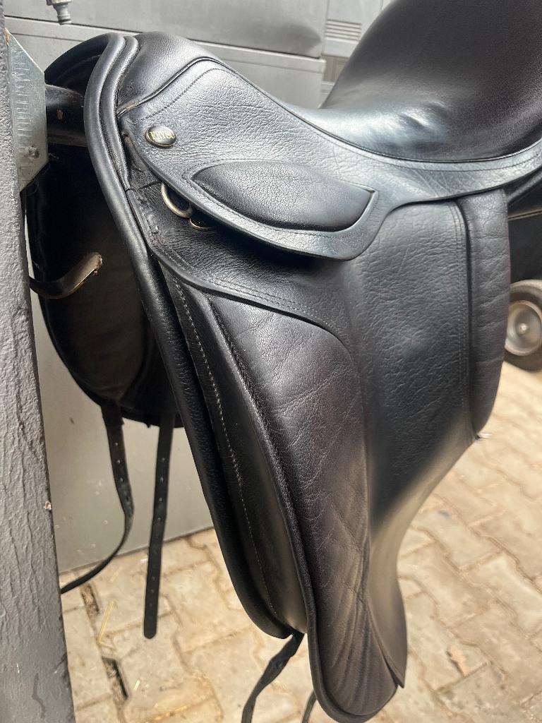 Fryso dressuurzadel, Dieren en Toebehoren, Paarden en Pony's | Zadels, Ophalen, Gebruikt, Dressuur