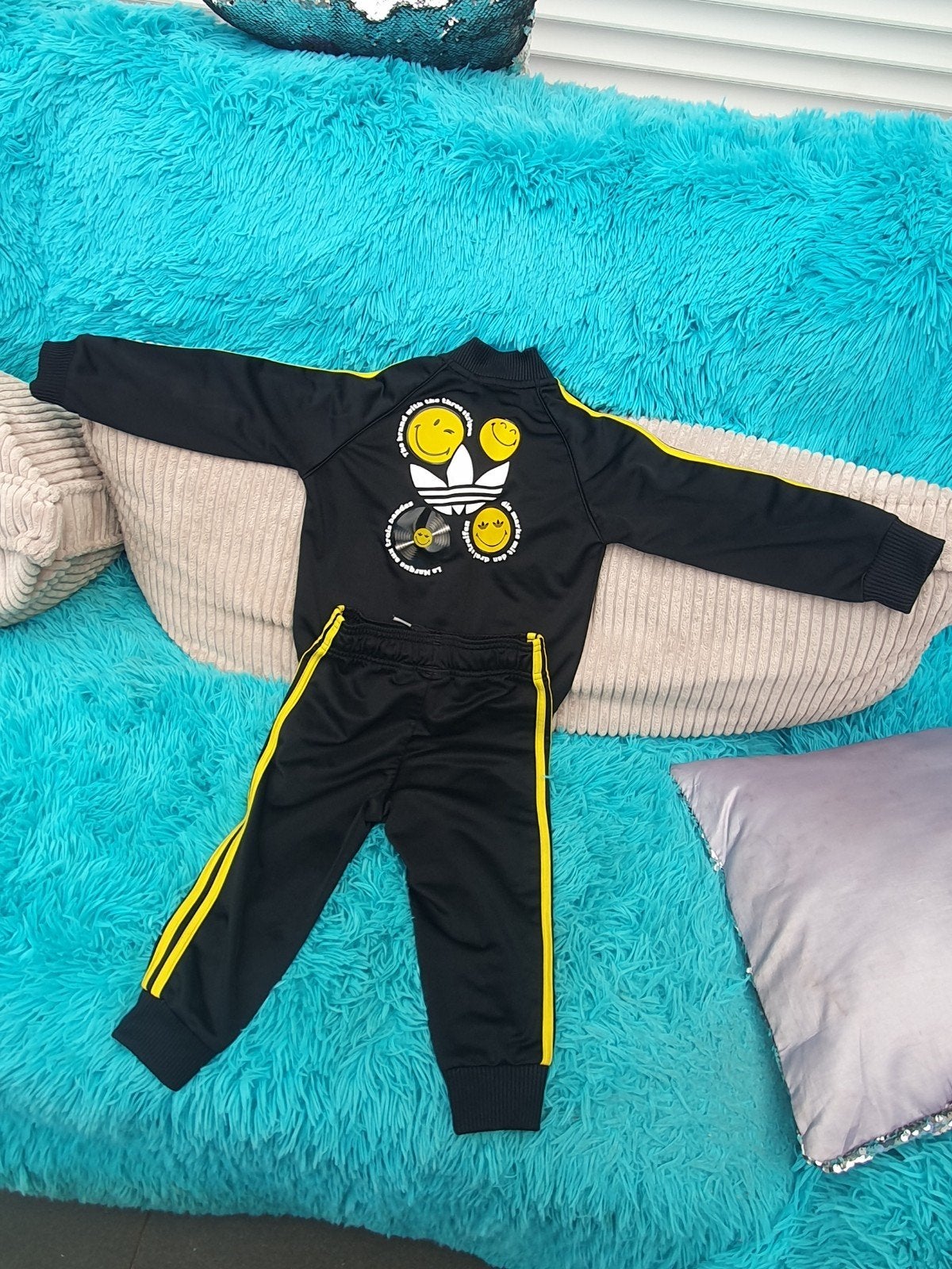 Adidas trainingspak maat 92 zwart met geel, Kinderen en Baby's, Adidas, Gebruikt, Jongen of Meisje, Ophalen of Verzenden