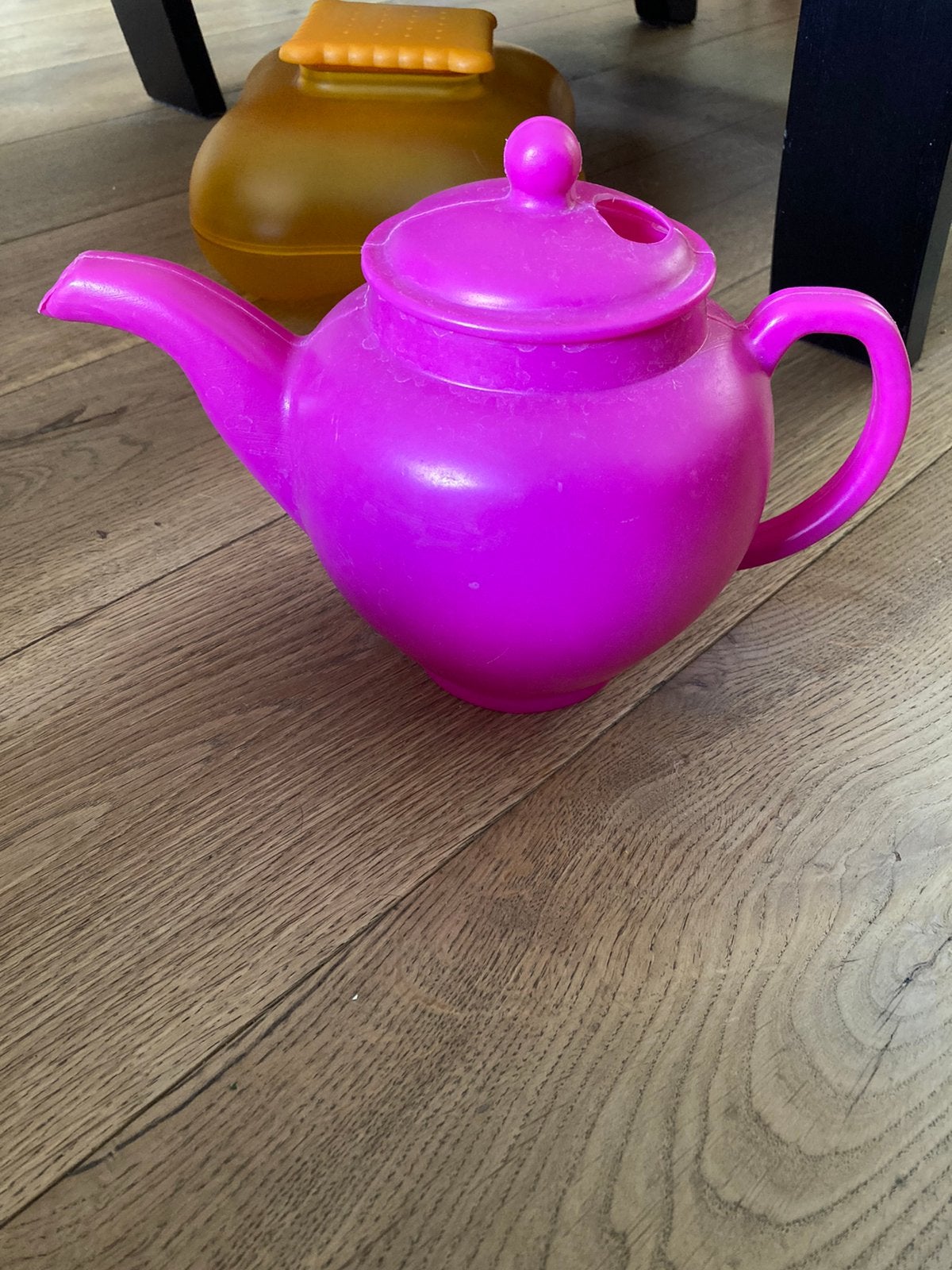 Kitsch Kitchen gieter theepot fuchsia roze plantengieter, Tuin en Terras, Ophalen of Verzenden, Nieuw, Kunststof