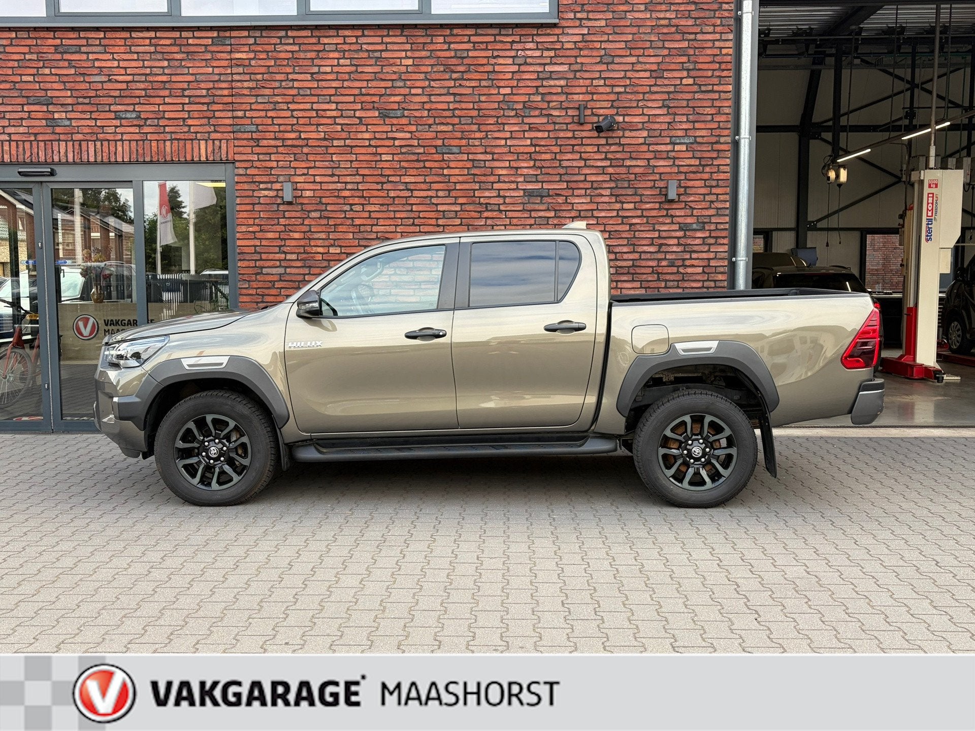 Toyota HiLux 2.8 D 4WD Invincible AchteruitrijCam/Adapt.Crui, Automaat, Gebruikt, 4 cilinders, Bedrijf