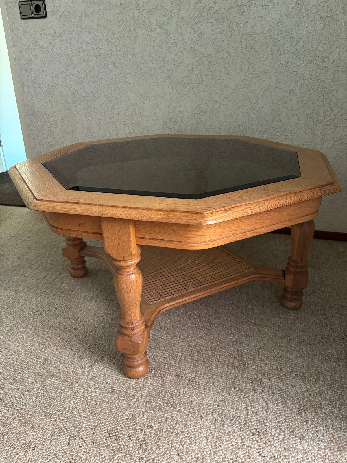 Vintage eikenhouten salontafel met glasplaat en rotan, Huis en Inrichting, Ophalen, Gebruikt, 100 tot 150 cm, Eikenhout