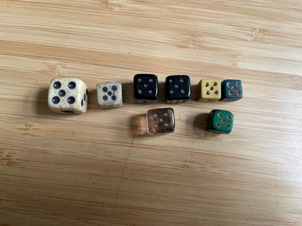 Antieke dobbelstenen Been, aardewerk, glas en hout 8 stuks, Ophalen of Verzenden