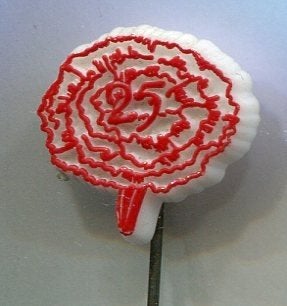 25 jaar anjer rood op wit plastic bloemen speldje ( N_118), Verzenden, Nieuw, Dier of Natuur, Speldje of Pin