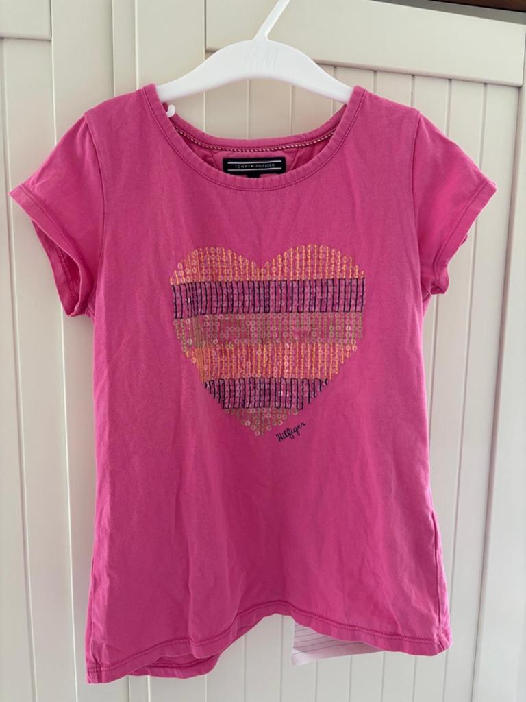 Tommy Hilfiger T-shirt roze met hartje maat 128, Ophalen of Verzenden, Gebruikt, Meisje, Shirt of Longsleeve