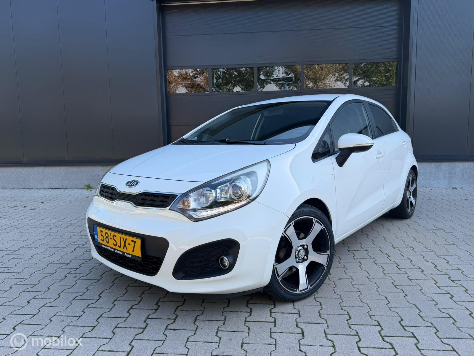 Kia Rio 1.2 CVVT Plus Pack Airco I NW APK I NAP I Trekhaak, Auto's, Euro 5, Zwart, Wit, Origineel Nederlands