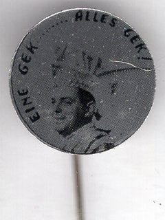 Eine gek alles gek blik carnavals speldje ( Z_221), Ophalen of Verzenden, Zo goed als nieuw, Stad of Land, Speldje of Pin
