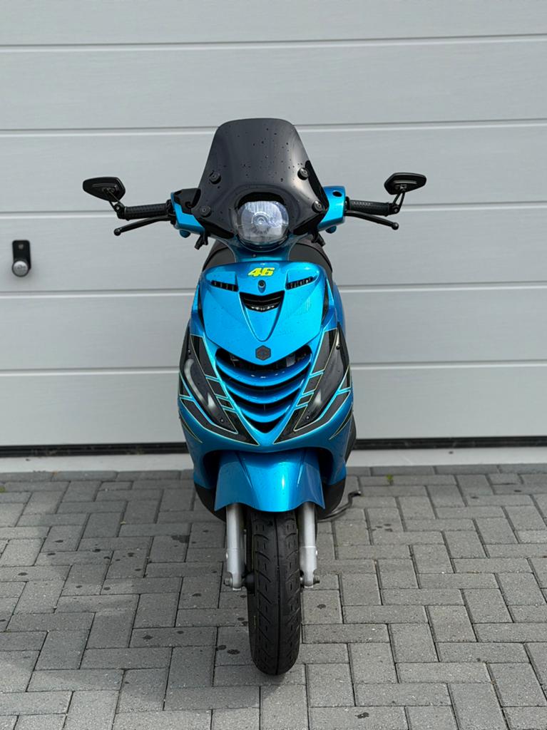 Piaggio zip 50cc e5 2022 brom 3200km, Fietsen en Brommers, Scooters | Piaggio, Ophalen, Zo goed als nieuw, Benzine, Zip