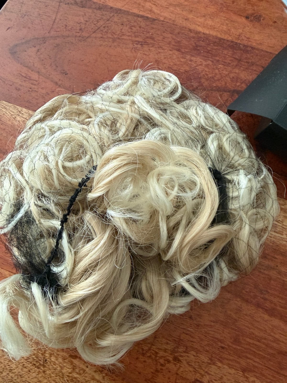 Nieuwe blonde pruik  PORSMEER, Ophalen of Verzenden, Nieuw, Overige thema's, Accessoires