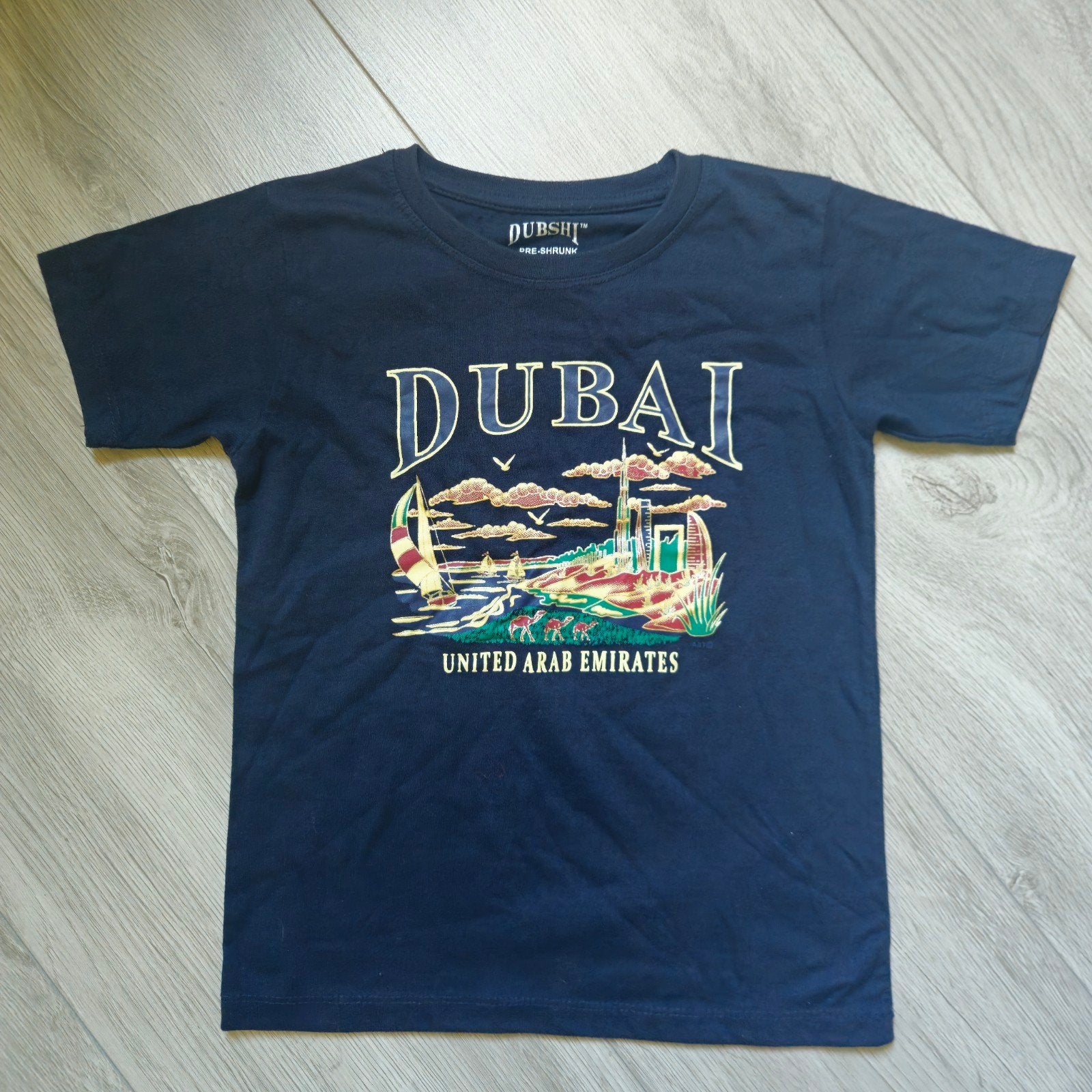 Donkerblauw T-shirt met Dubai print maat 140, Ophalen of Verzenden, Shirt of Longsleeve