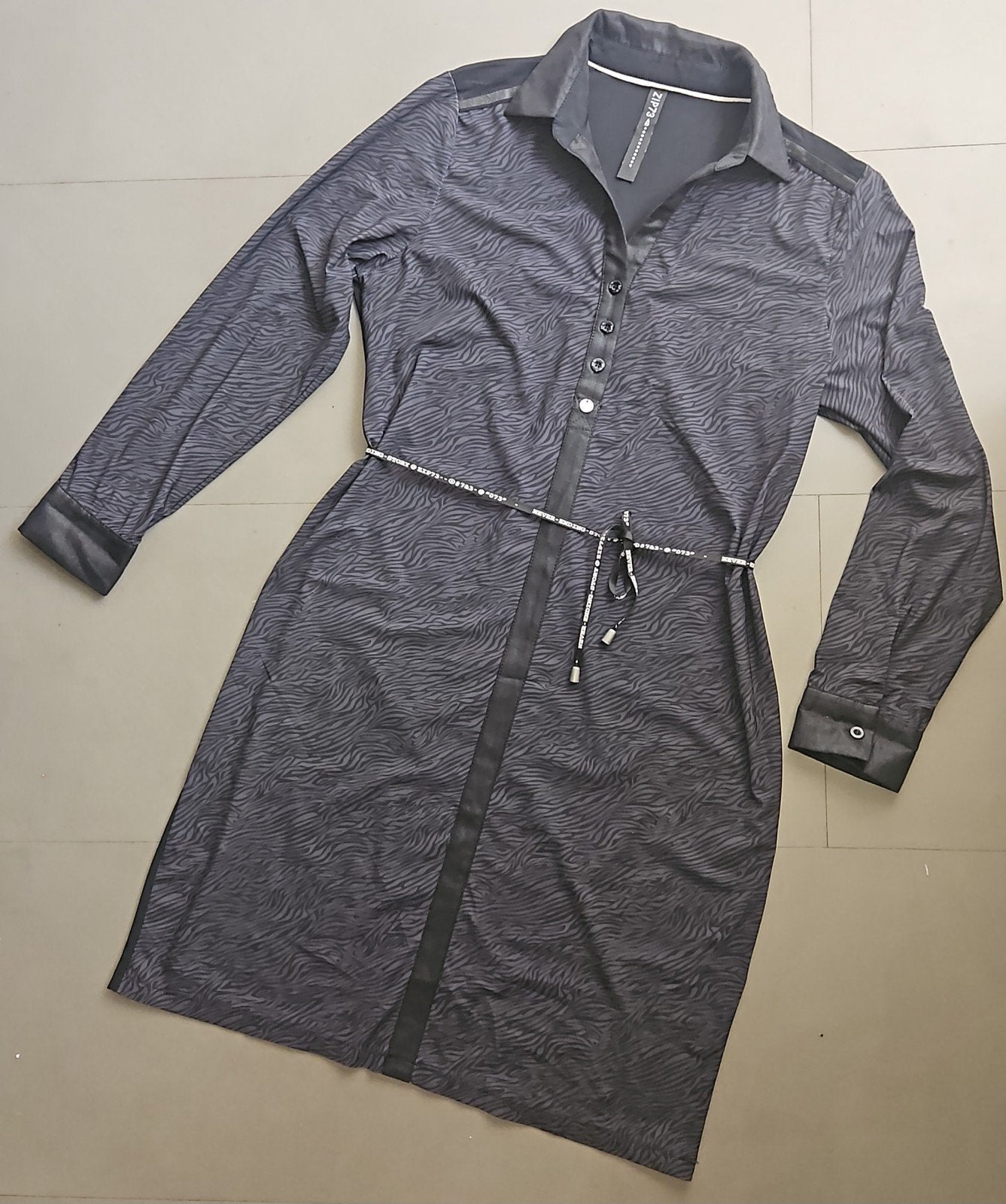 Nieuw staat ZIP73 Travelstof Doorknoopjurk Zwart Grijs Maat, Kleding | Dames, Ophalen of Verzenden