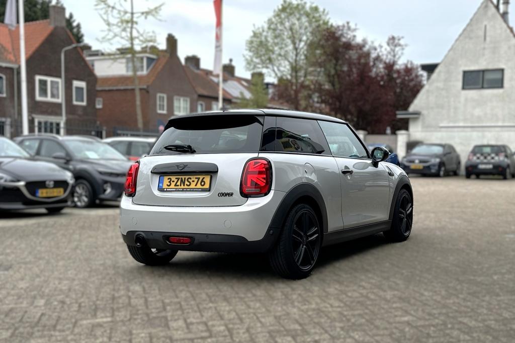 MINI Mini 1.5 Cooper Business | Black Edition | Extra set wi, Auto's, Mini, 136 pk, Gebruikt, Euro 6, Automatische klimaatregeling