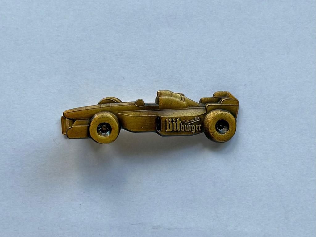 Dasspeld raceauto van Bitburger, Verzamelen, Ophalen of Verzenden, Gebruikt, Merk, Speldje of Pin
