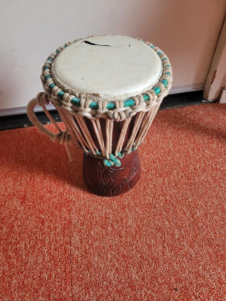 Mini djembe met gescheurd vel, Muziek en Instrumenten, Percussie, Ophalen of Verzenden, Gebruikt, Trommel