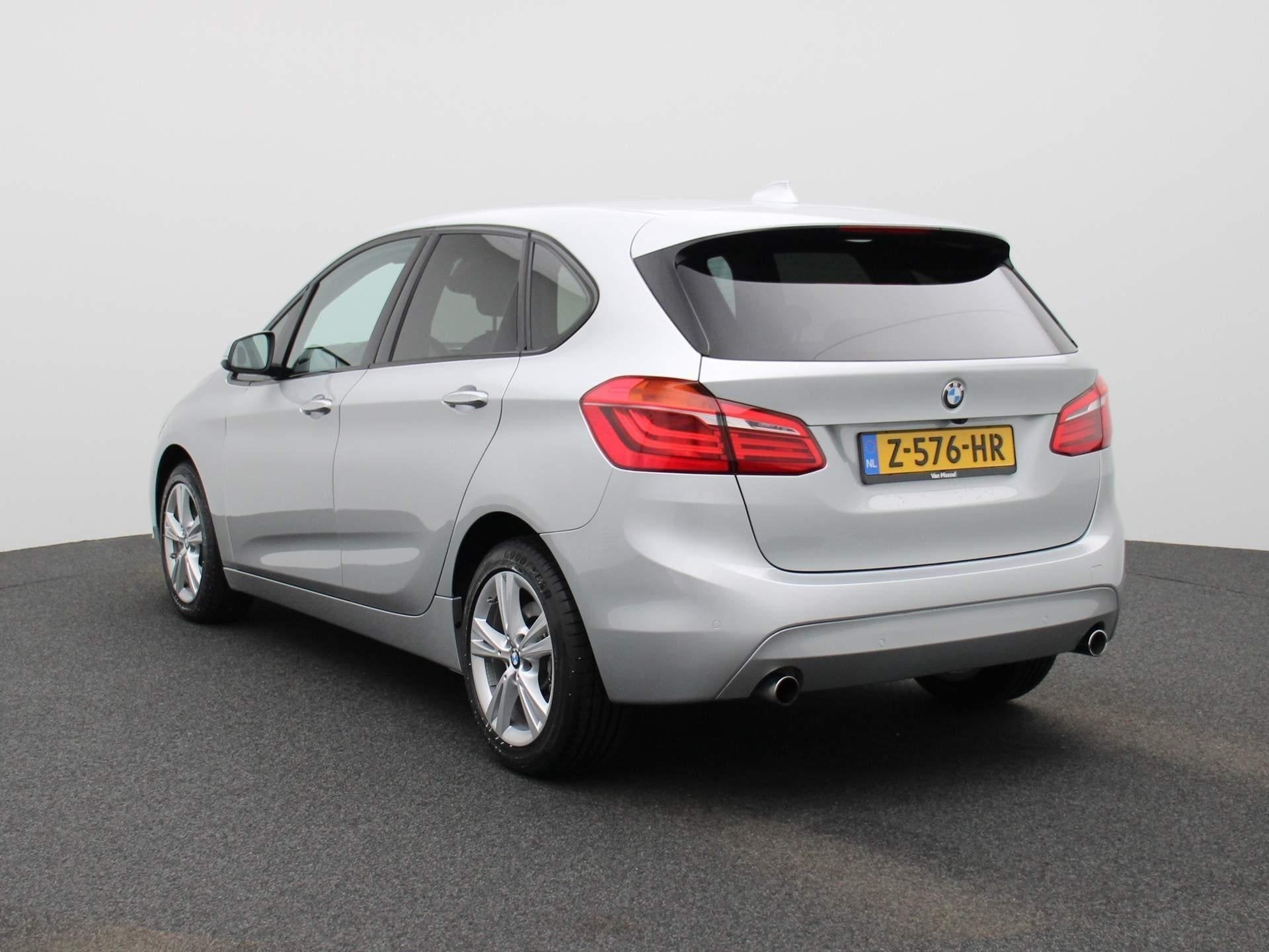BMW 2-serie Active Tourer 225i xDrive | ELEKTRISCHE BESTUURD, Auto's, BMW, Automaat, Stof, Gebruikt, Euro 6
