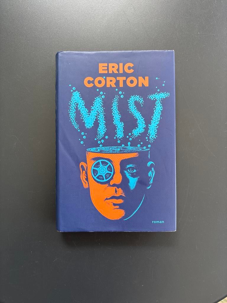Mist - Eric Corton (Roman), Ophalen of Verzenden, Zo goed als nieuw, Achtergrond en Informatie