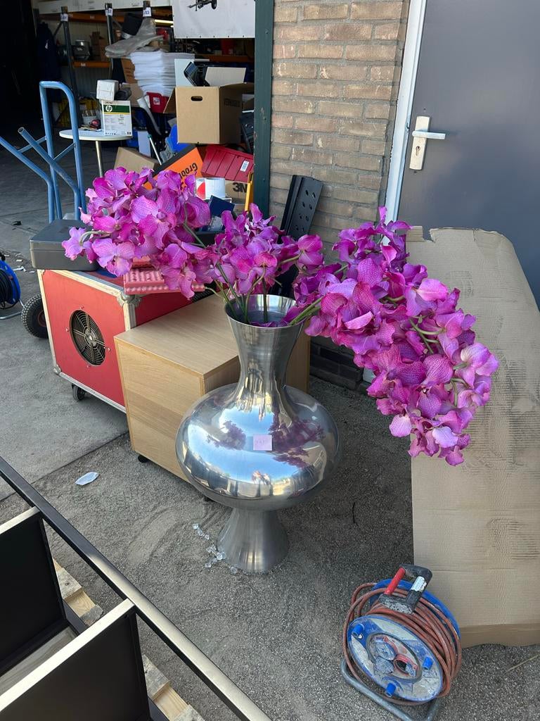 Grote zilverkleurige vaas met paarse zijde orchideeën, Overige materialen, Gebruikt, Overige kleuren, Ophalen of Verzenden