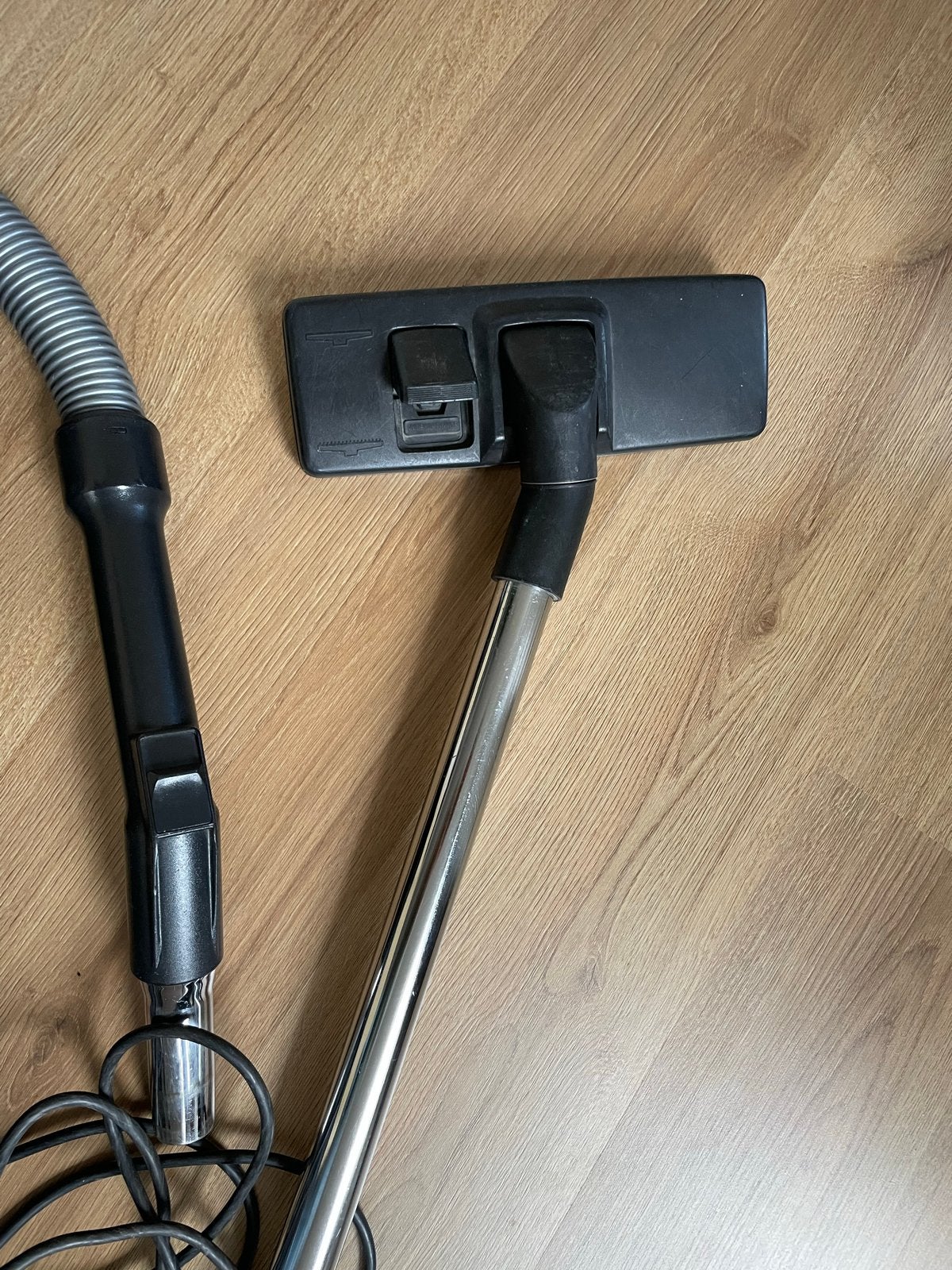 Foto 3 van Gratis - Oude stofzuiger met zakken