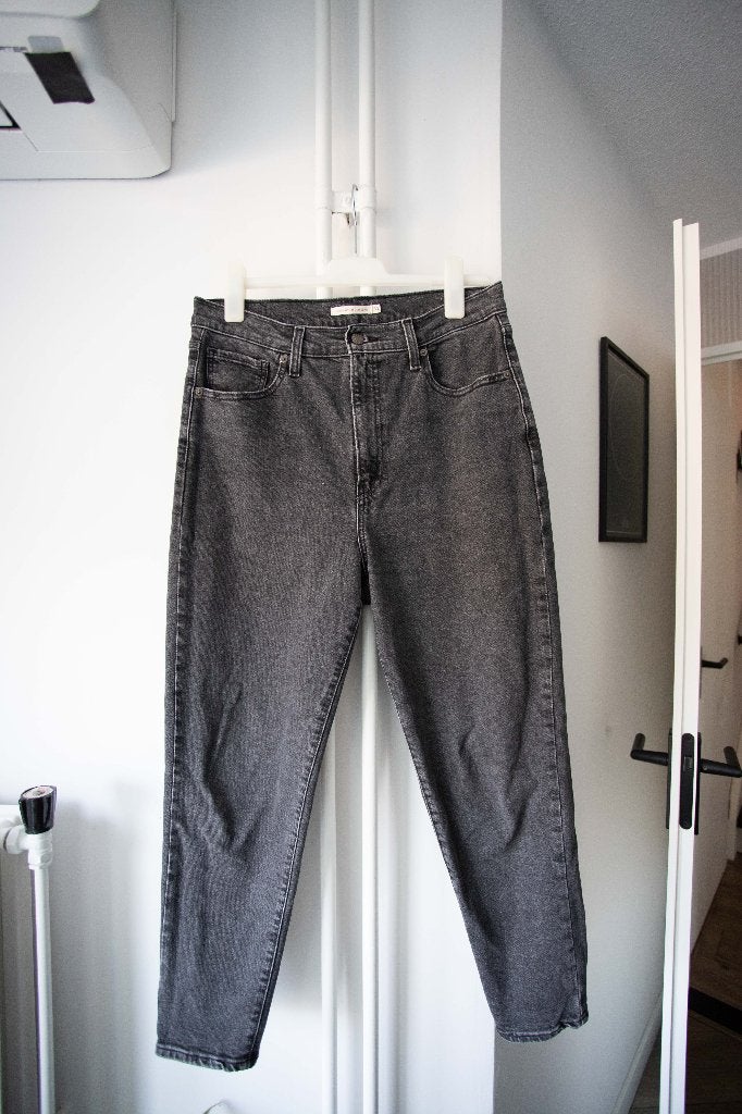 Grijze high waisted mom jean Levi's maat 31-27, Ophalen of Verzenden, W30 - W32 (confectie 38/40), Grijs, Gedragen