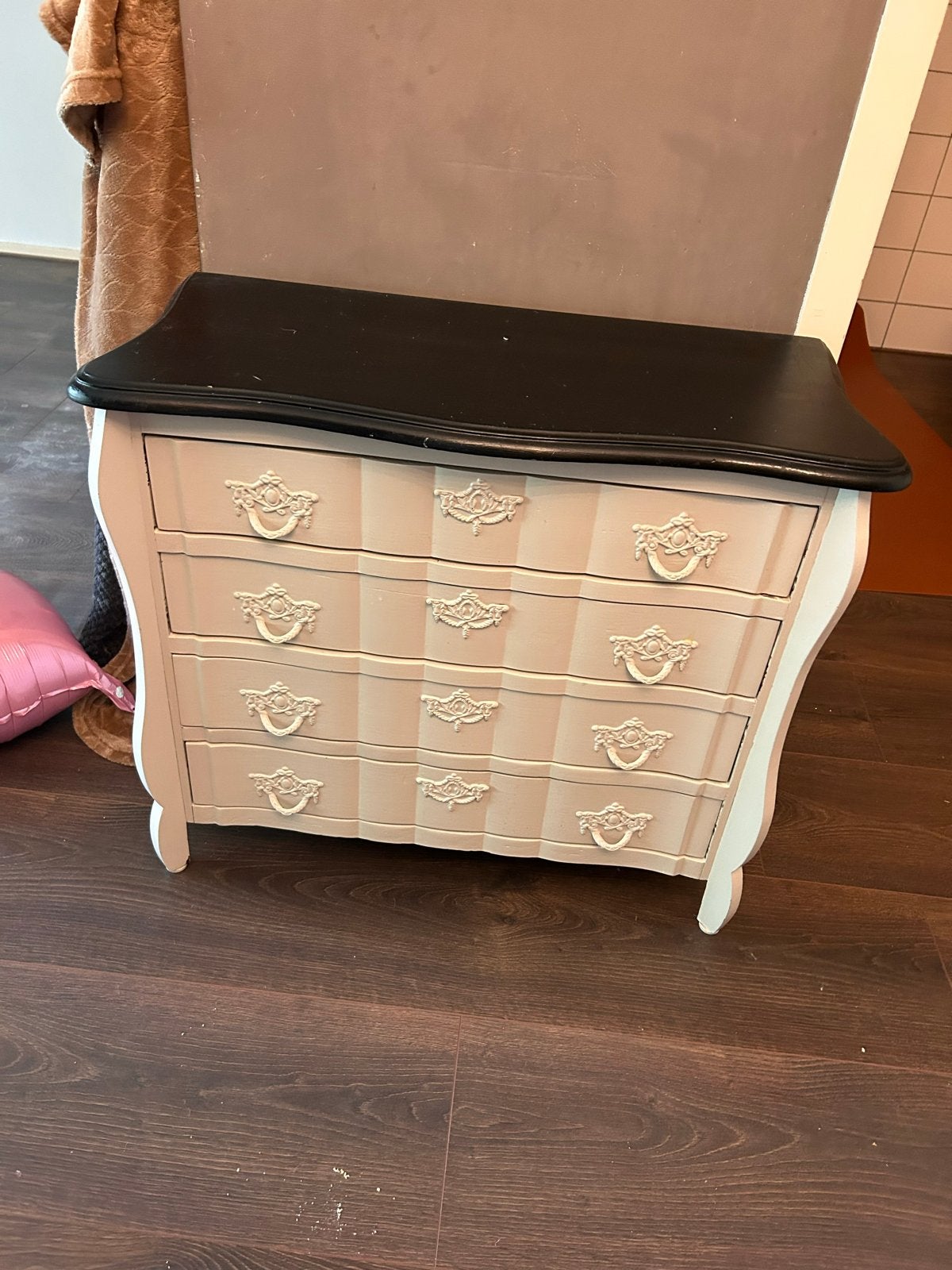 Charmante commode met 4 laden - Crème en Zwart, Huis en Inrichting, Kasten | Ladekasten, Ophalen, Gebruikt, 50 tot 100 cm, 3 of 4 laden