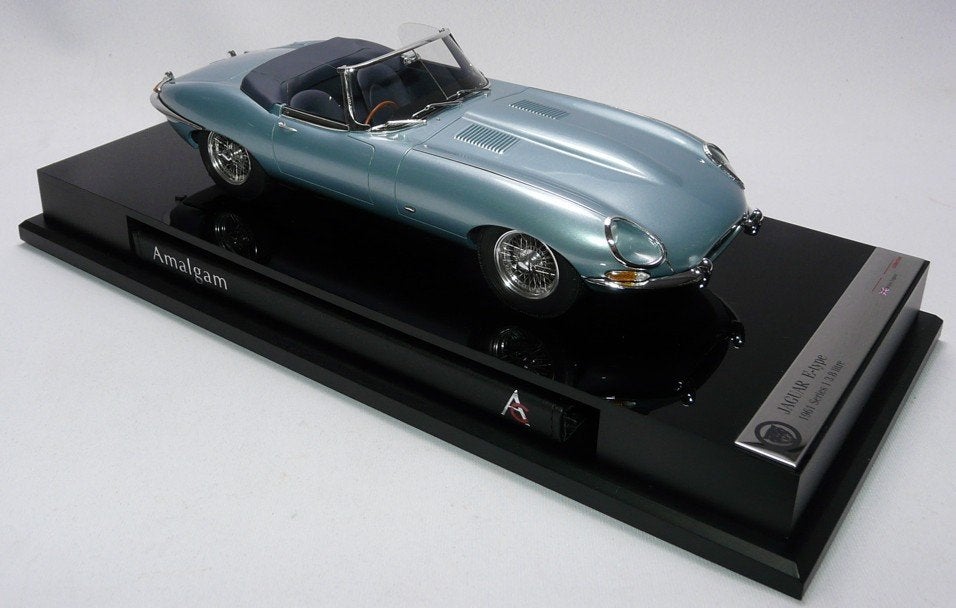 Jaguar E-Type Roadster Blauw 1:18 van Amalgam